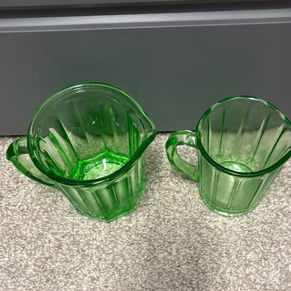 Vintage Hazel Atlas Green glass pitcher set of 2 ribbon pattern paneled design - Picture 6 of 16